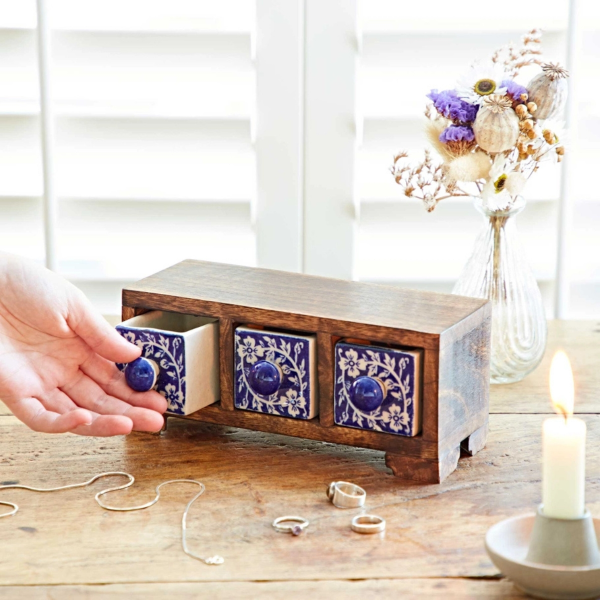 Mango Wood and Ceramic 3-Drawer Jewellery Box – Blue Daisy